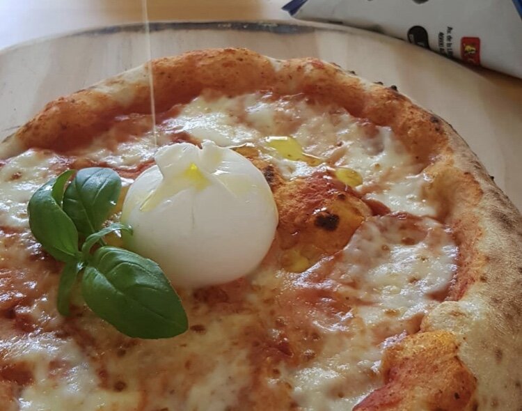 Моцарелла из молока буфолиц, которые пасутся на лугах региона Кампания, является продуктом с защищённым способом ее производства.  До 1996 года  на рынке существовал только один вид моцареллы, и она была настоящей королевой сыров 