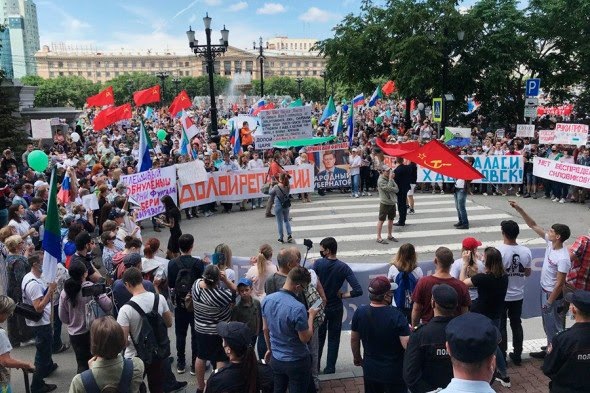 В Хабаровске начался новый митинг в поддержку Фургала
В Хабаровске вновь состоялось шествие в поддержку Фургала. Это пятая суббота подряд, когда жители города выходят на не согласованный с властями митинг. Число участников акции мэрия Хабаровска оценила в 2,8 тыс. человек

Жители Хабаровска пятую субботу подряд вышли на не согласованный с властями митинг в поддержку бывшего главы края Сергея Фургала, обвиняемого в организации убийств бизнесменов, сообщил местный портал dvhab.ru.

Начало митинга, как и в случае с прошлыми акциями, было запланировано на 12:00 (05:00 мск). К этому времени, по данным портала, у здания краевого правительства на площади Ленина собрались около 2 тыс. человек. После этого они начали шествие по центральным улицам города. Демонстранты, как и прежде, требовали открытого суда для Фургала в Хабаровске, а не в Москве. Они скандировали лозунги «Это наш выбор!», «Свободу!» и «Честный суд в Хабаровске!».

Через час митингующие вновь собрались у здания краевого правительства. Многие из участников разошлись по домам после шествия, отмечает портал.

По оценке администрации Хабаровска, на очередной митинг в поддержку бывшего главы региона вышли 2,8 тыс. человек. «Активность участников несанкционированных акций продолжает снижаться. У граждан появляется понимание опасности пребывания в местах массового скопления людей для здоровья и семейного бюджета», — указали в мэрии.

В ней добавили, что уже было составлено более ста протоколов, а суд привлек к ответственности 11 человек.

Дегтярев рассказал о просьбах хабаровчан «навести порядок»
Политика
«Участникам акций выписаны штрафы в общей сложности более чем на 100 тыс. руб., на сумму почти в 3,5 млн руб. направлено уведомлений владельцам транспортных средств, нарушающим в ходе шествий правила дорожного движения», — заявили в администрации Хабаровска, напомнив, что в регионе по-прежнему действуют ограничения по проведению массовых и публичных мероприятий.

Фургала задержали в Хабаровске 9 июля, после чего доставили в Москву. Столичный суд отправил его под арест на два месяца, до 9 сентября. Фургала обвиняют в организации убийств предпринимателей на Дальнем Востоке в 2004–2005 годах. После его задержания в Хабаровске и других дальневосточных городах начались акции протеста.

Как правило, самые массовые митинги в Хабаровске проходят по субботам. 18 июля на улицы города, по данным властей, вышли 10 тыс. человек. По данным местных СМИ и активистов, в акции участвовали около 50 тыс. человек.

В прошлую субботу, несмотря на плохую погоду, к зданию краевого правительства вышли 3,5 тыс. человек, сообщила мэрия Хабаровска.