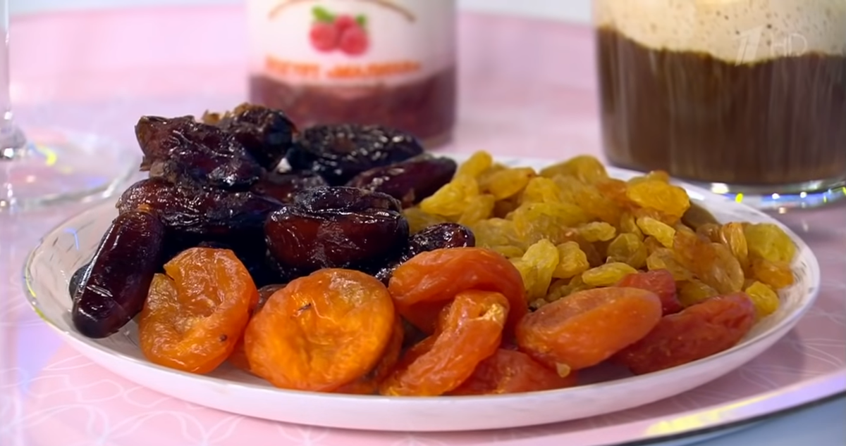 Сухофрукты: курага, финики и изюм