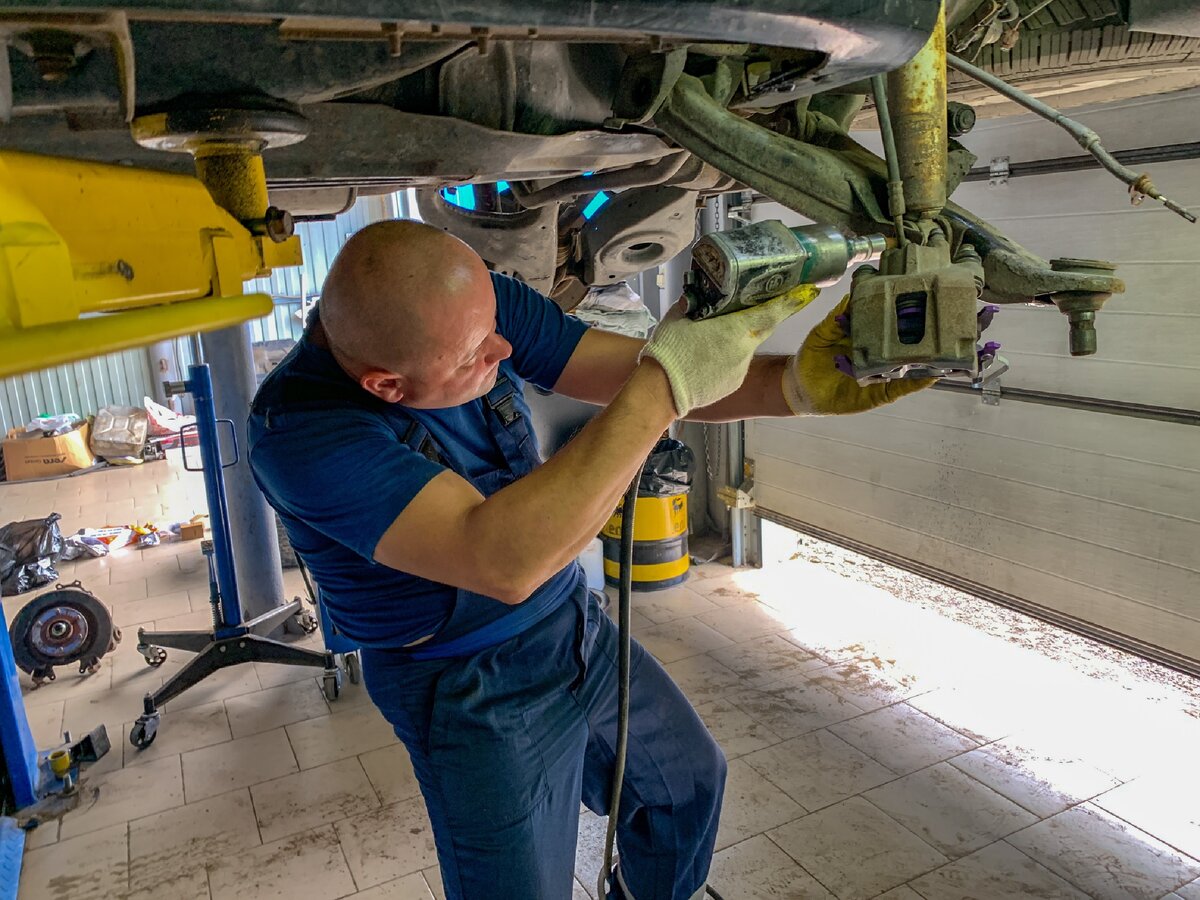 процесс разборки задней подвески