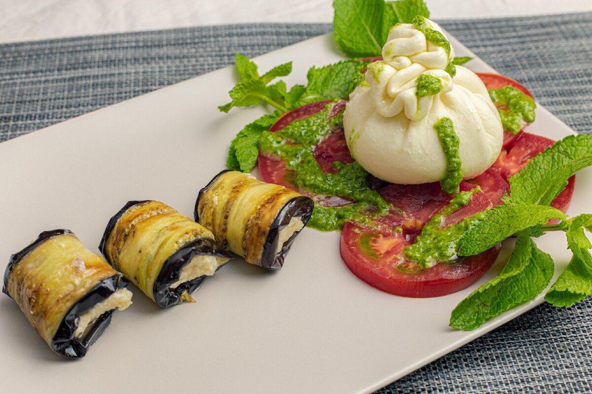 Буррата и сырные рулетики из баклажан