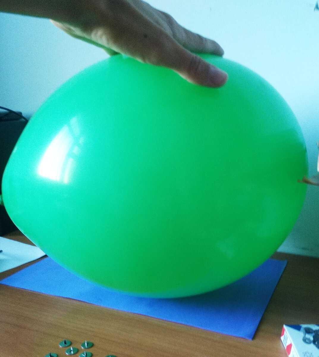 Почему шар лопается громко. Шар лопнул. Опыты с шариком надувным. Лопающийся шар. Эксперимент с воздушным шариком.