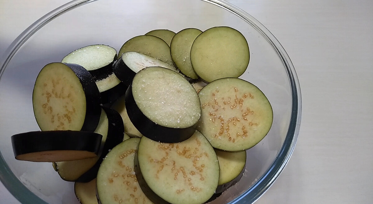 Если баклажаны с горчинкой , то их нужно целыми обдать кипятком и оставить в воде на 5-10 минут.