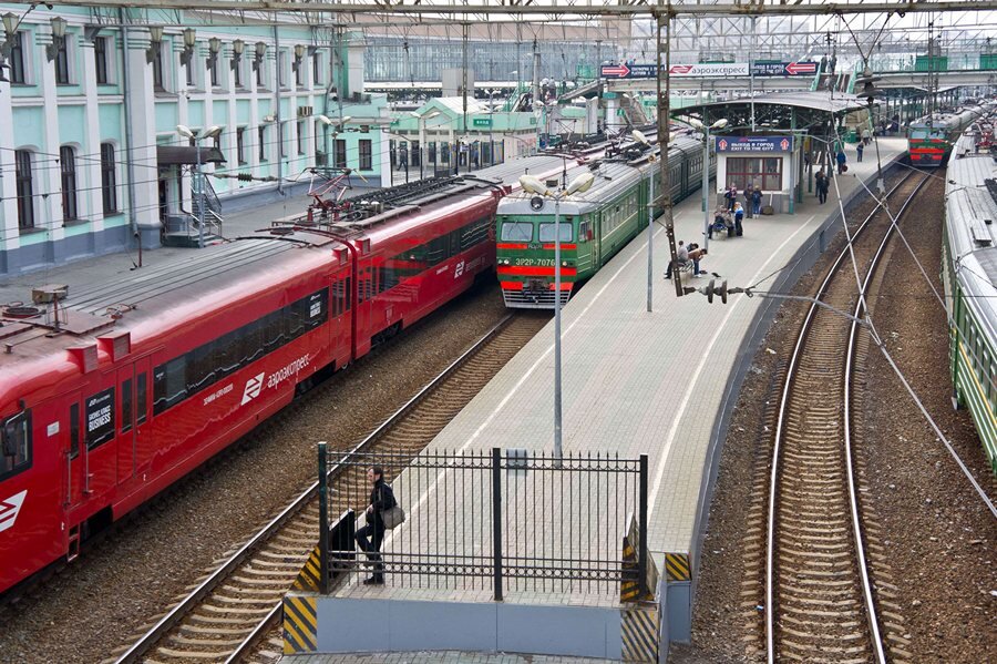 Перон это. Перрон. Железнодорожный перрон. Перрон вокзала. Поезд на перроне.