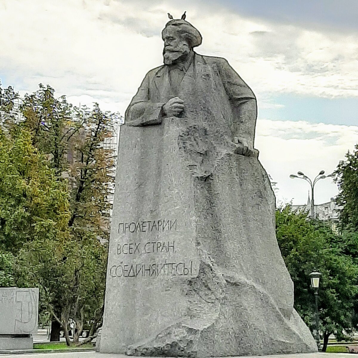 Маркс с голубями. Фото автора
