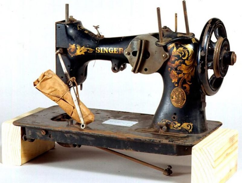 ручная швейная машинка в интерьере