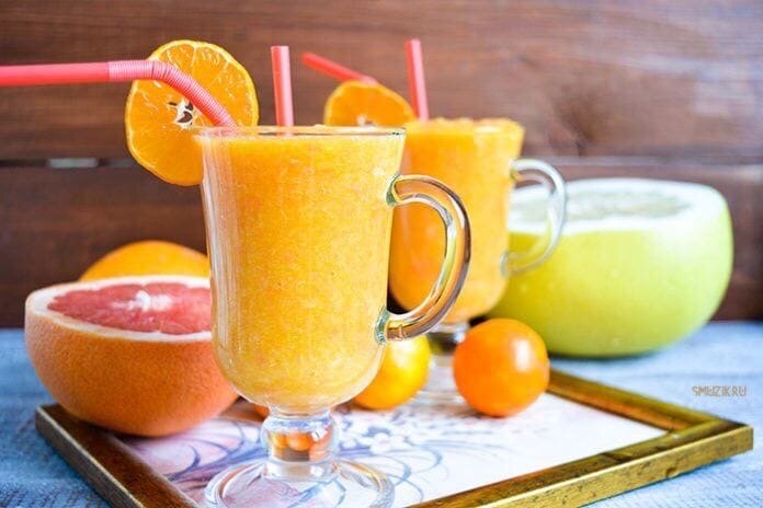 Смузи «Четыре цитруса» 
🟢Безалкогольный
Ингредиенты

Помело 200 г
Мандарин 2 шт
Грейпфрут 100 г
Апельсин 1 шт

Приготовление

Для начала очистите все цитрусы от кожуры.

Нарежьте цитрусы на небольшие кусочки, удалите косточки

Переложите кусочки фруктов в блендер и взбивайте 1 минуту, если Вы используете только мякоть, и 3 минуты, если всё же решили не удалять перегородки и вкусить всю пользу цитрусов.

Перелейте цитрусовый смузи по бокалам и украсьте колечком мандарина. Теперь готовый смузи «Четыре цитруса» можно подавать к столу.

Приятного аппетита!