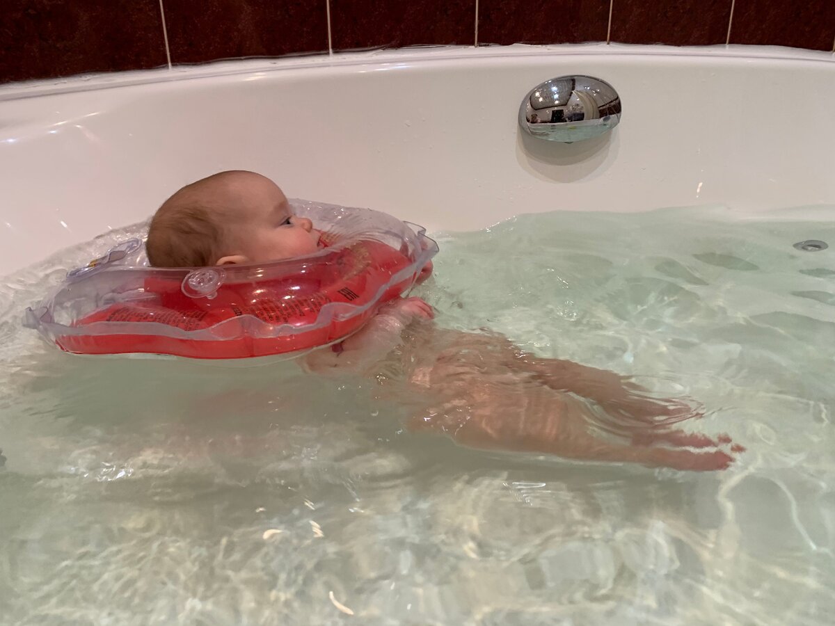 Лария плавает с кругом со второго месяца