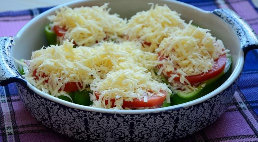 Перцы фаршированные под сыром 
Ингредиенты:

Рис — 0,5 стак.
Фарш мясной — 500 г
Лук репчатый — опционально
Помидор — 3 шт.
Сыр — 150 г
Сметана — 3 ст. л.
Соль — по вкусу
Перец болгарский — 10 шт.
Перец душистый — по вкусу

Приготовление:

1. Мясной фарш смешать с отваренным рисом (можно добавить по желанию лук). Посолить, добавить перец или приправу по вкусу.
2. Перцы разрезать на половинки, удалить семенную коробку. Наполнить перцы начинкой. Смазать сметаной. Накрыть кружочками помидоров. Засыпать тертым сыром.
3. Запекать до румяной корочки при температуре 180 °С.