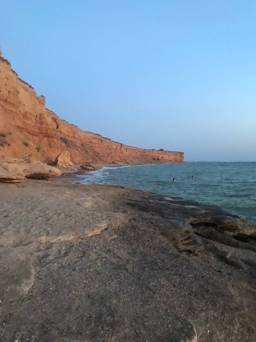 За этим мысом начинается дикий пляж, там полоска пляжа еще меньше, чем там, где встали мы, но и там были палатки.