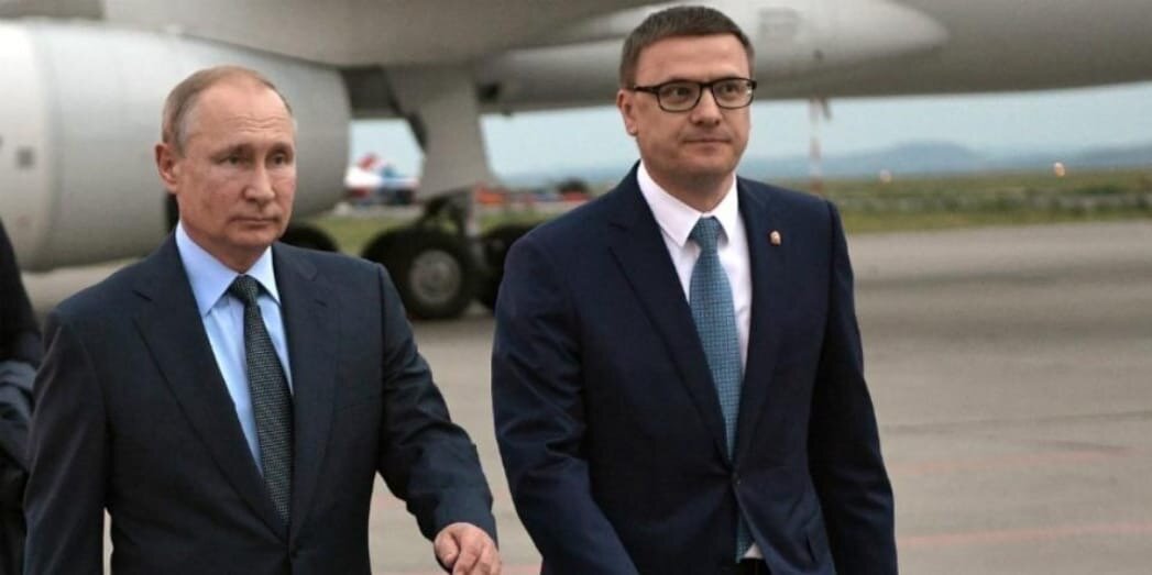 Достаточно ли быть просто «другим», не таким как они? Достаточно ли быть просто честным и принципиальным для того, чтобы идти на муниципальные выборы? Не иметь опыта, квалификации, но точно понимать, что ты не предашь избирателей, что ты не заврешься, что ты не станешь как «они» — депутаты от «Единой России», которые сидят на своих местах десятилетиями.  
Максиму Никитину только исполнилось 20 полных лет. И он решил, что да — за неимением альтернативы на выборы придется идти ему — пусть и молодому и неопытному, но честному и принципиальному молодому человеку. Ведь все лучше, чем «Единая Россия»! 

И знаете, я с Максимом в этом согласна. Набраться опыта он успеет, мы будем помогать, будем проводить Школу местного самоуправления и дальше вести наши проекты, направленные на повышение профессионализма оппозиционных кандидатов. Но пока, когда до выборов всего две недели, вопрос стоит ребром — «Единая Россия» или НЕ «Единая Россия». И тут, по-моему, все просто. А опыт и профессионализм придут! 


МАКСИМ НИКИТИН: «НА ВЛАСТЬ НУЖНО ОКАЗЫВАТЬ ПОСТОЯННОЕ ДАВЛЕНИЕ, ЧТОБЫ ОНА ЧУВСТВОВАЛА ОТВЕТСТВЕННОСТЬ»

«Я не буду такими, как они» – это девиз, с которым Максим Никитин идет на выборы в совет депутатов Панковского поселения. Под «такими» студент второго курса Новгородского университета имеет в виду «единоросов», чья некомпетентность мешает развитию города.

Максим учится на журналиста: «Мне интересно писать о проблемах, которые касаются каждого жителя Великого Новгорода. Приятно, когда публикации приносят пользу обществу».
Этим летом Максим стажировался в «Новой Новгородской газете» – единственном независимом издании в городе. Он написал статью о готовящейся вырубке липовой аллеи и размещении на ее месте парковки и нового выхода к торговому центру: «Это просто вредительское решение, нужно было привлечь внимание жителей и помешать планам властей», – рассказывает студент.

Статья вызвала сильный общественный резонанс – люди возмутились, начали объединяться, подготовили обращение в администрацию. Власти были вынуждены отреагировать: провели круглый стол, после чего проект был пересмотрен.

Зимой прошлого года Максим побывал на публичных слушаниях бюджета. По его словам, это мероприятие носило исключительно декоративную функцию – повлиять на какие-то решения жители не могли: «Мы говорили о неэффективных расходах, о необходимости поднять зарплату учителям, модернизировать школы и увеличить расходы на медицину. Чиновники это выслушали и ничего менять не стали». Молодой журналист уверен, что на власть нужно оказывать постоянное давление, чтобы она начала чувствовала ответственность и принимала более взвешенные решения.

Сейчас Максим – помощник депутата городской думы Анны Черепановой и член партии «Яблоко». Он проводит встречи с избирателями, на которых рассказывает о своих проектах по улучшению городской среды. Молодой политик считает, что старинный город должен быть комфортным и привлекательным не только для туристов (хотя это важно), но и для самих жителей. 

Для того, чтобы у кандидата получилось реализовать задуманное, ему нужна наша с вами поддержка!