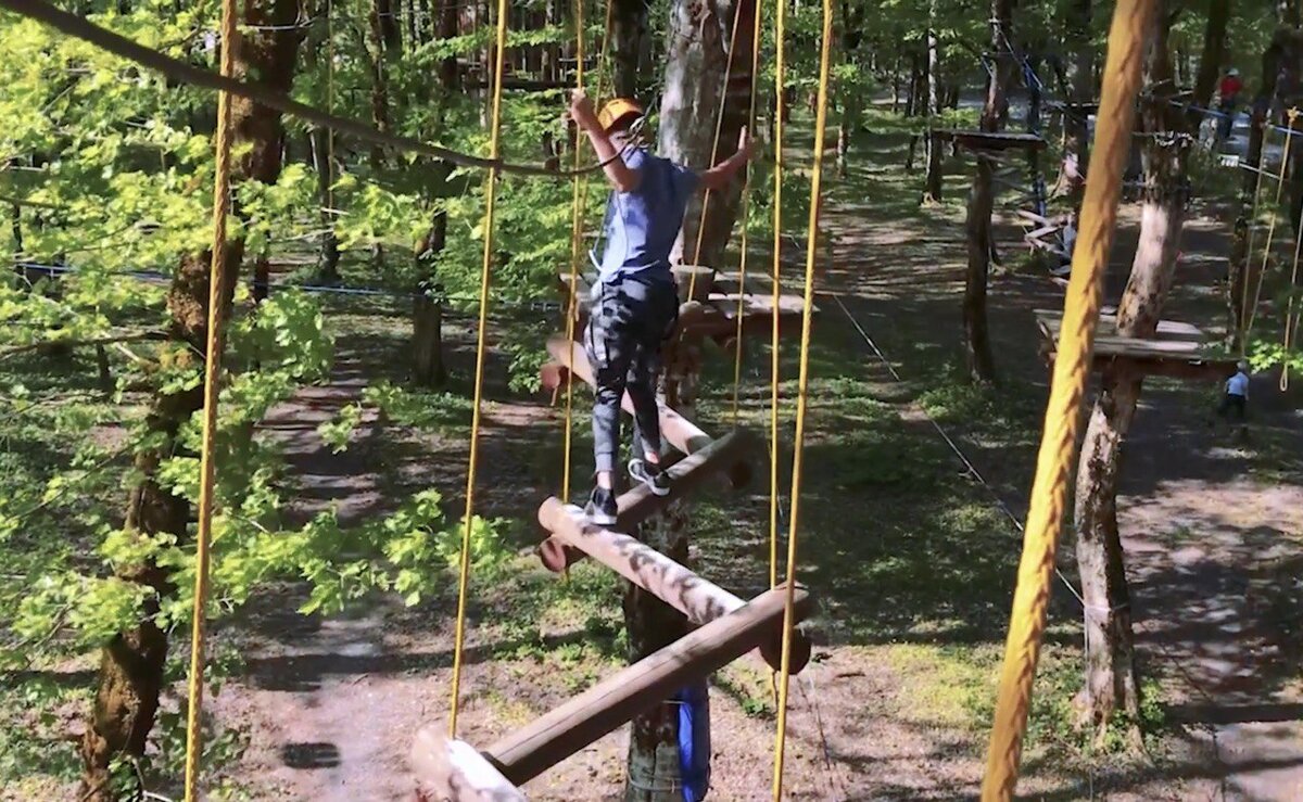 Это старший сын, идет впереди, но мы соревнуемся по времени на каждом препятствии;)