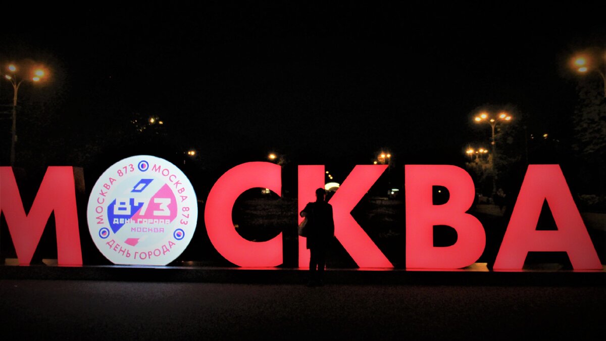   Впереди-  День  города.     СОКОЛЬНИКИ     к празднику готовы.      Приехала  на   ярмарку   поздно, быстро   запечатлелась     и пошла за покупками.                   ФОТО  МОЕ.