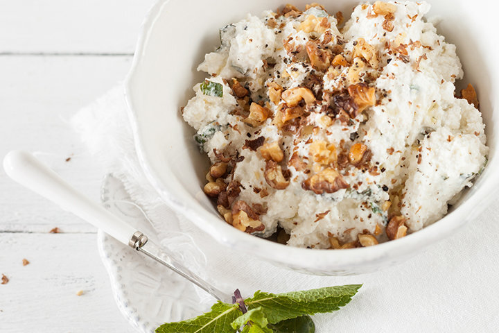 Творог с медом и орехами