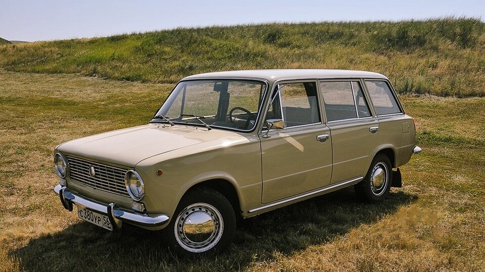 Советский заднеприводный автомобиль с кузовом типа универсал. Серийно выпускался на Волжском автомобильном заводе с 1971 по 1986 год.