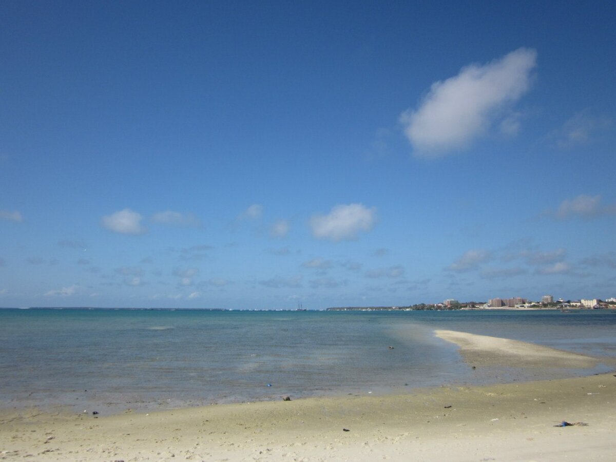 Индийский океан. Безлюдный пляж.