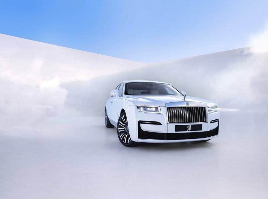 Rolls-Royce Ghost II. Мощный двигатель V12 и решетка с подсветкой.