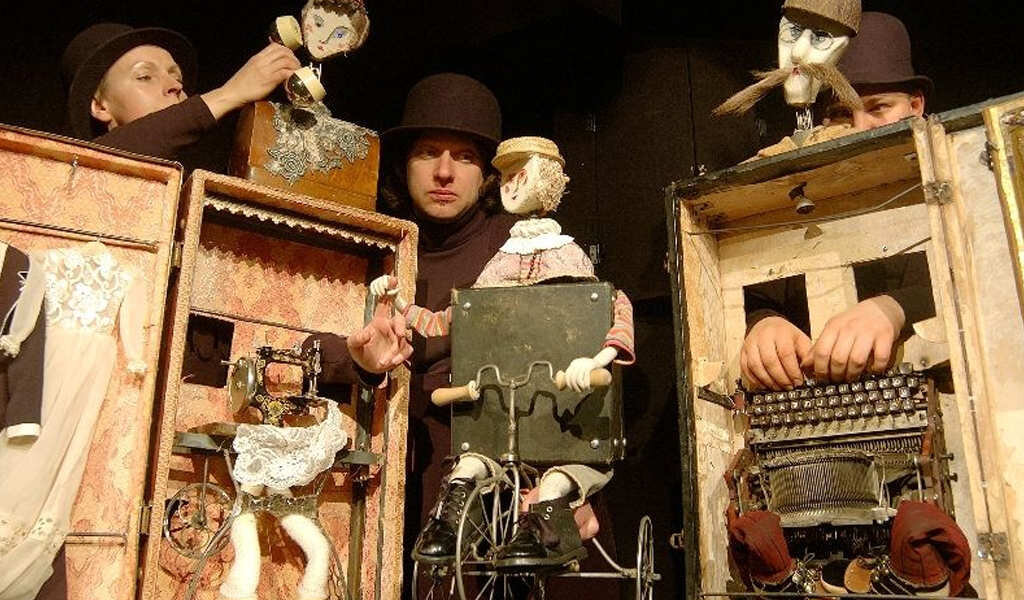 Мир театра кукол. Либелула кукольный театр Испания. Театр куклы Puppets. Пуппет театр. Кукла марионетка театр кукол.