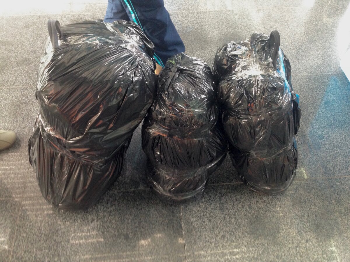 Упакованные рюкзаки перед регистрацией.