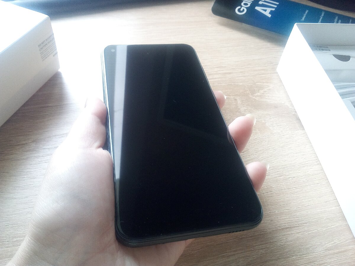 Samsung Galaxy A11 удобно держать в руке