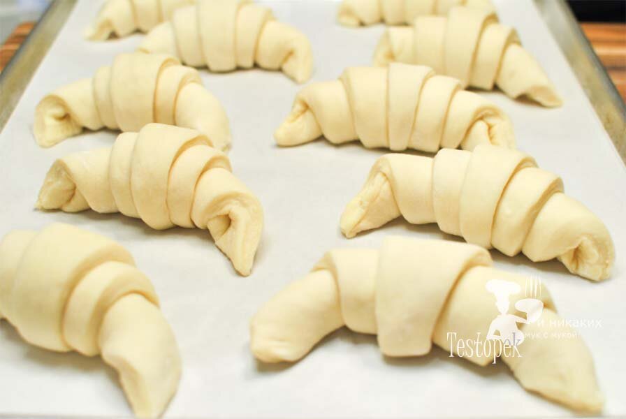 Как сделать рогалики из дрожжевого теста. Рогалики на дрожжах. Рогалики с повидлом из дрожжевого теста в духовке. Форма рогаликов из дрожжевого теста. Рогалики сдобные дрожжевые.