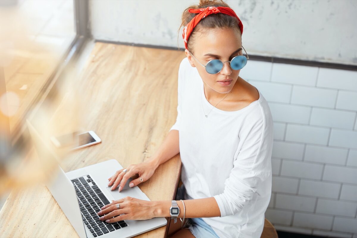 Девушка редактор. Копирайтер. Саманта вальшлегер геймдизайнер. Девушка it. Блондинка за ноутбуком.