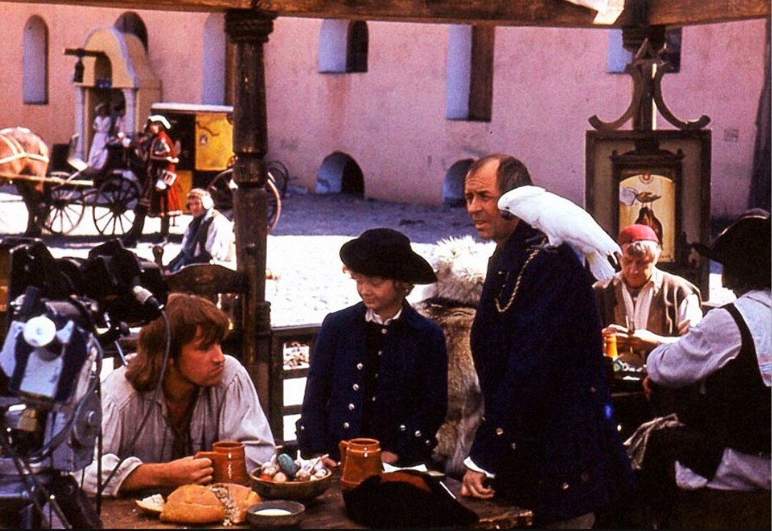 Владимир Воробёв в роли пирата, Федя Стуков и Олег Борисов на съёмках фильма "Остров сокровищ". Ленинград, 1981 год.