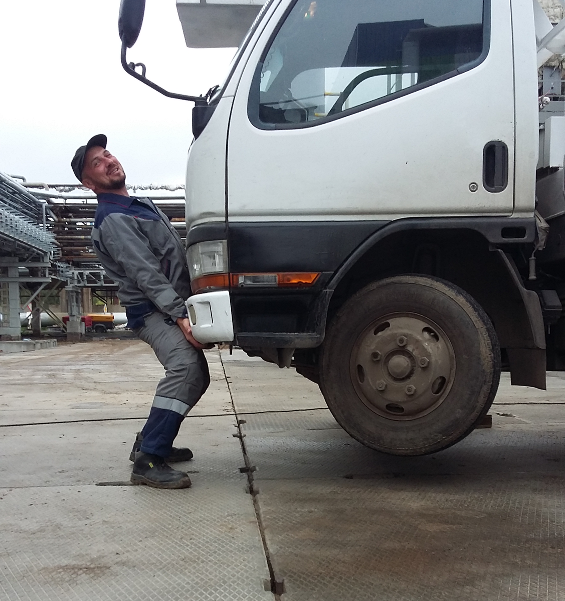 Сначала я разместил небольшой видеоролик где занимаюсь с самодельной штангой на заводе.