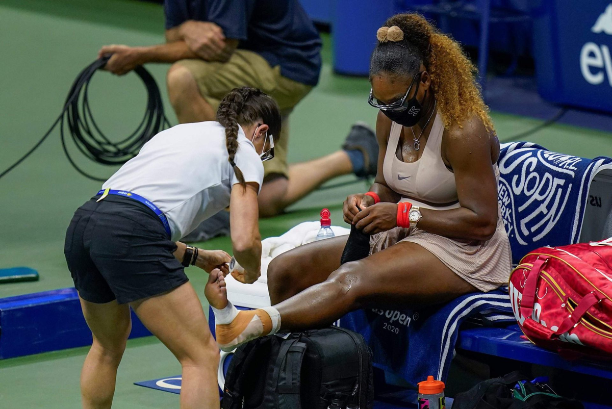 Перевязка ноги Уильямс. Источник:https://www.essentiallysports.com/havent-thought-about-that-serena-williams-on-her-pursuit-for-the-much-awaited-24th-grand-slam-wta-tennis-news/