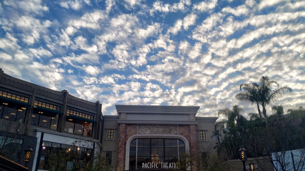 На фото кинотеатр в пригороде Лос-Анджелес