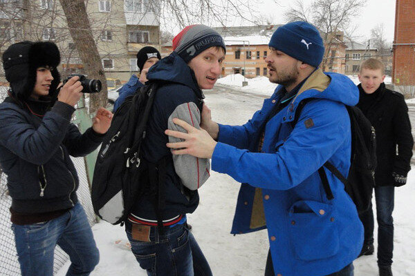 Это самое начало подобных роликов. Тесак в синей шапочке Пума 