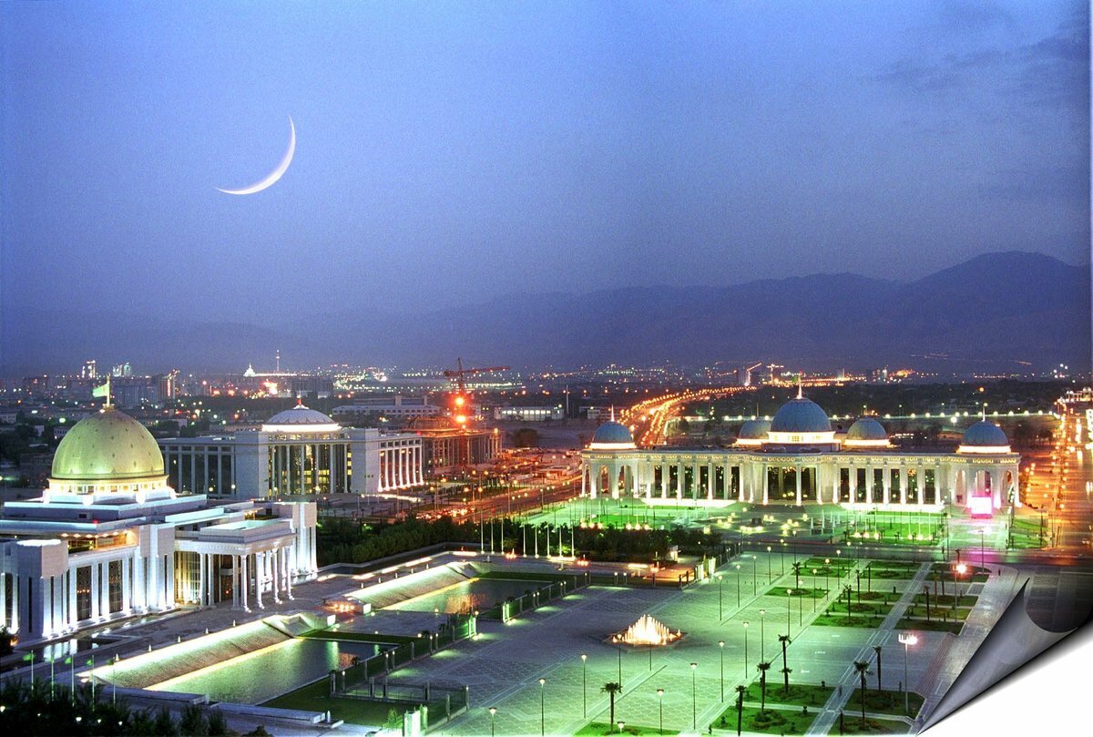 Ночной Ашхабад в Туркменистане