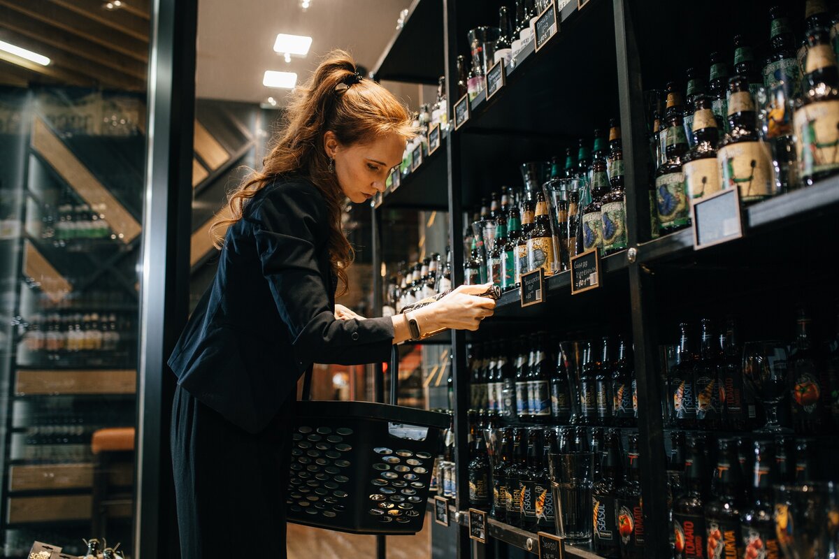 пиво дорожает. пиво подорожало картинки. продавец продает алкоголь несовершеннолетним. алкогольный напиток в ларьках. реализация пива.