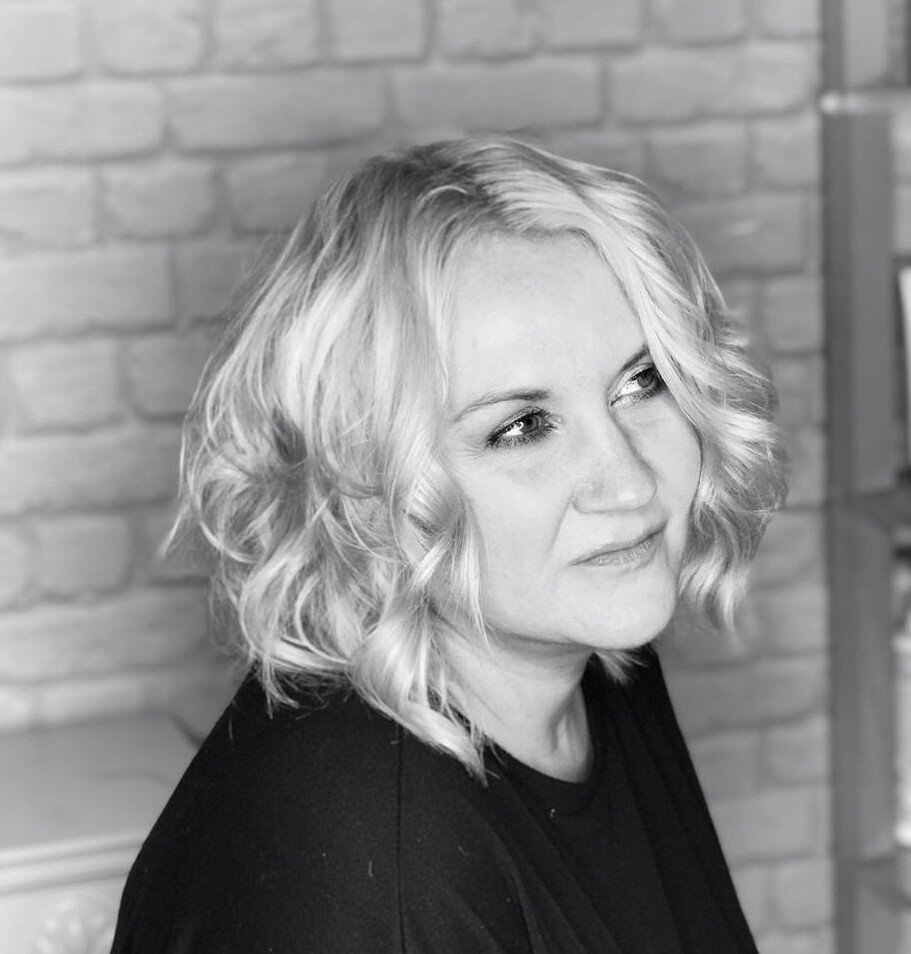 Быть блондинкой - дорогое удовольствие. Солью профессиональные секреты, пожалуй, помогу, чем могу. 