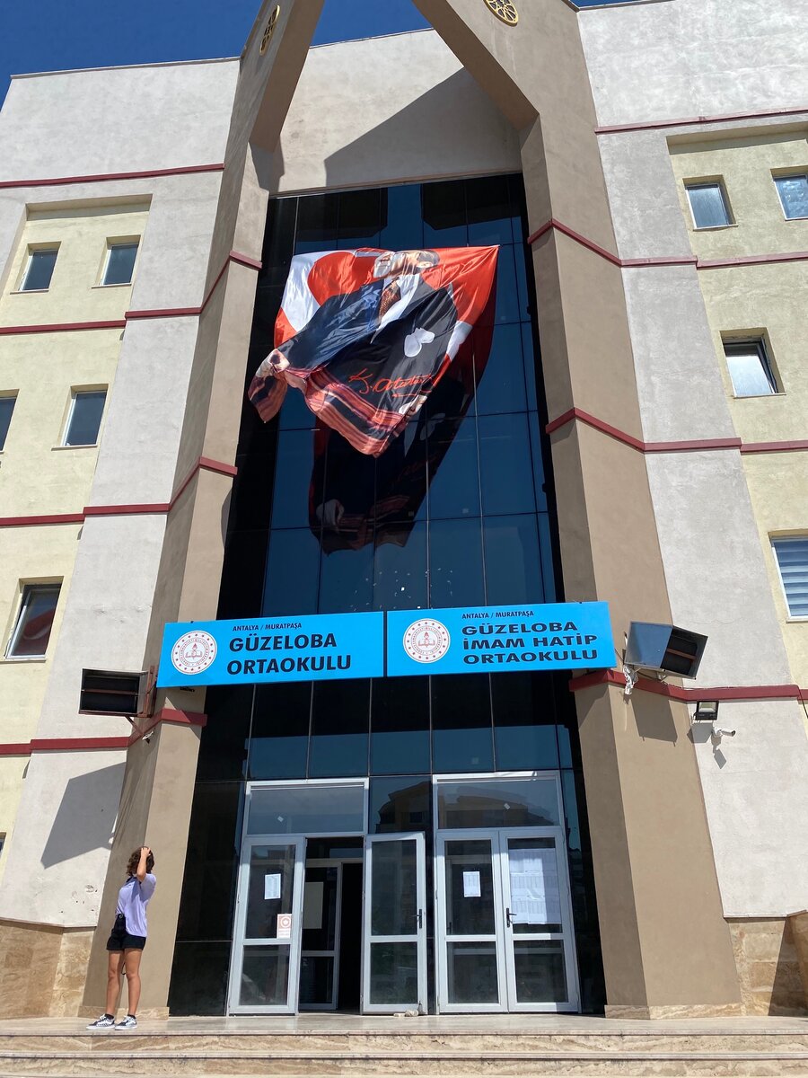 В здании сразу две школы: простая средняя и религиозная