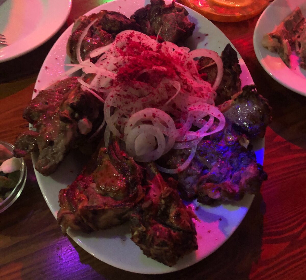 Бараньи рёбрышки или «пистолеты». Если бы не час ожидания, 15%-ые чаевые, включённые в счёт, и очень громкая музыка, за которую тоже, кстати, нужно платить (переводом по номеру, конечно), то блюдо было бы гораздо вкуснее. 