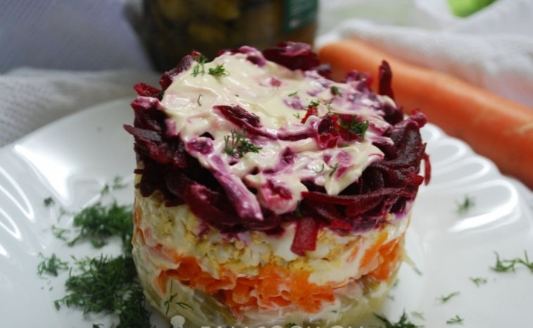 Салат, свекла, еда, под шубой, рецепты, маринованные, огурцы, картофель, овощи, майонез, морковь.