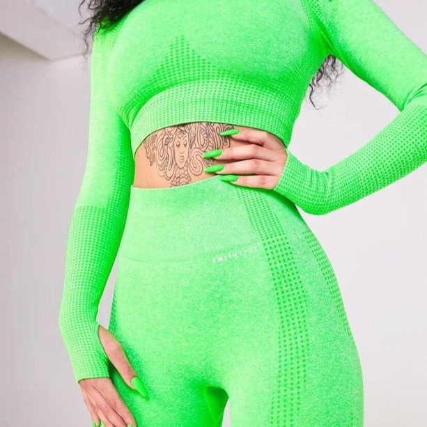 На модели бесшовный костюм из новой коллекции в зелёной расцветке. Ознакомиться с другими моделями и расцветками : https://smithfit.ru/