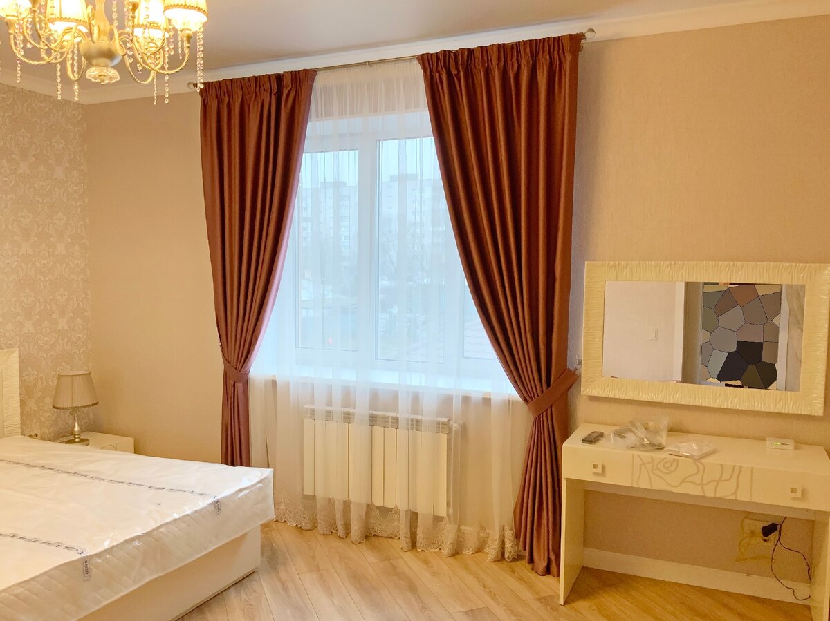 Салон штор "Декотекс" (Брянск): http://decor-shtory.ru, 8-919 298-15-30 Проект - шторы и тюль в спальную комнату частного дома. Дизайн, подбор тканей, пошив, монтаж.