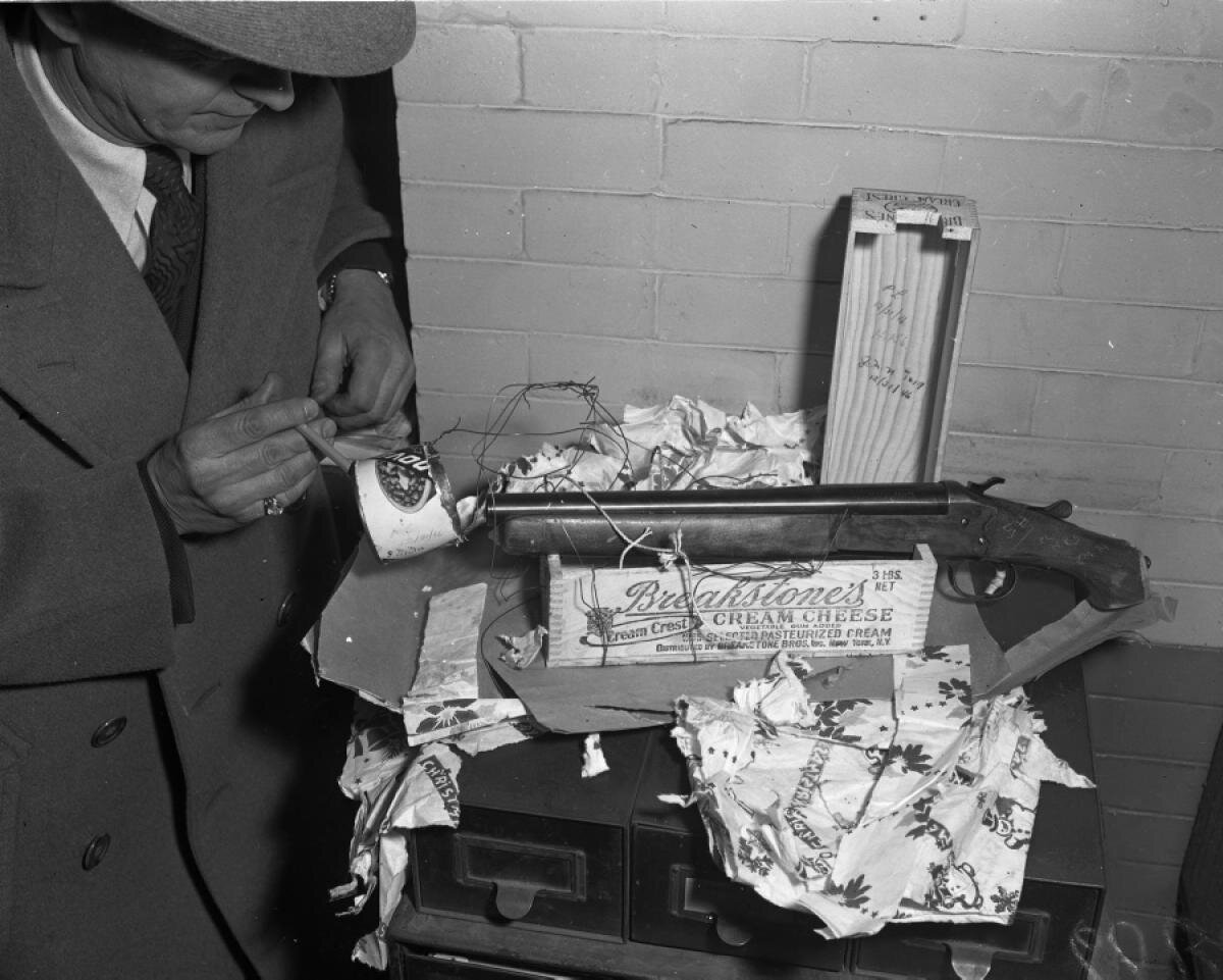 Обрез был спрятан в деревянной коробке, упакованной в подарочную бумагу. 