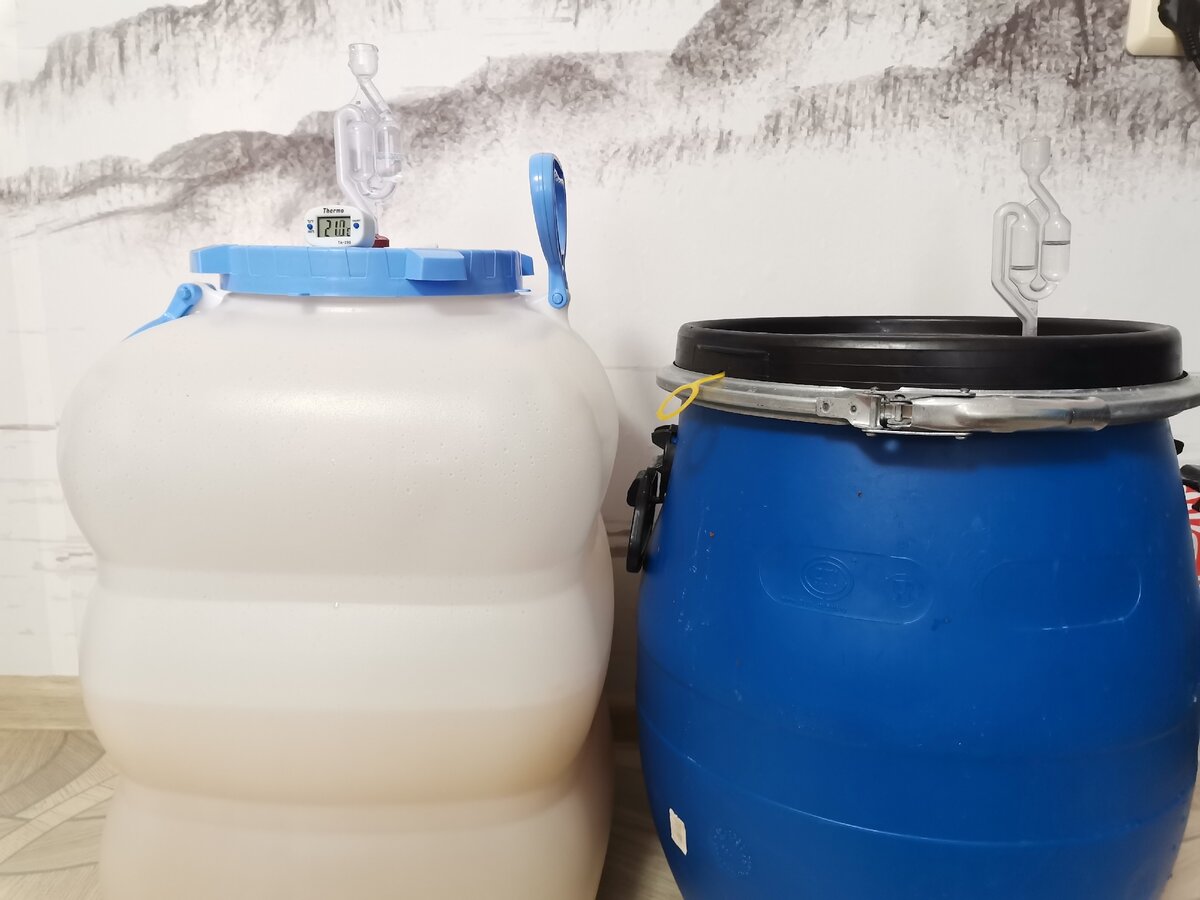 Фото автора. На фото: с лева, брага со сваренным сиропом с добавлением лимонной кислоты; с  права, брага по рецепту на упаковке дрожжей. 