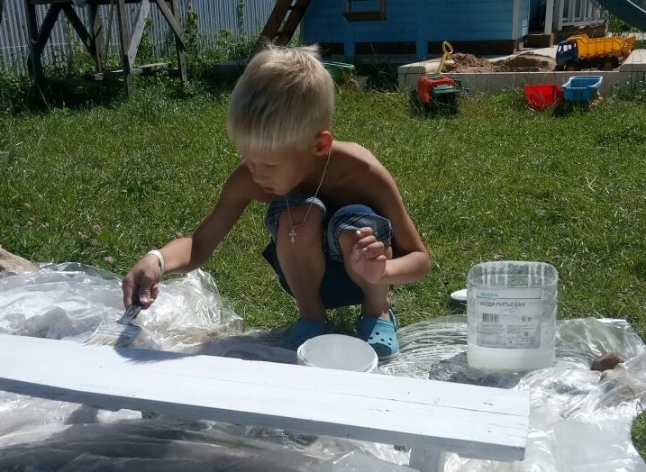 Старший красит сколоченную им лавочку. Фото автора