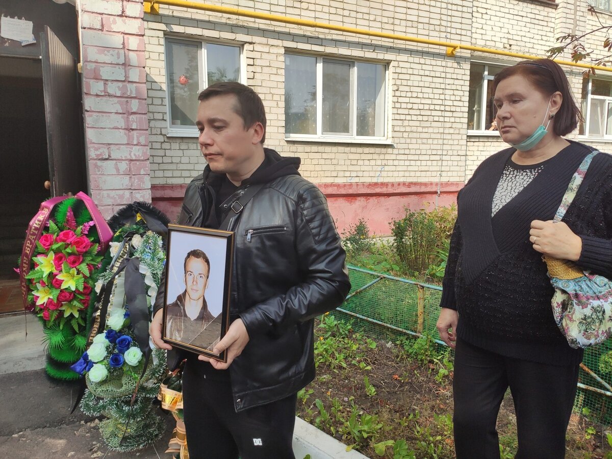 Так хоронили Дмитрия Пугачева — в одно время с повторной инаугурацией губернатора Александра Богомаза, которую он даже не подумал сдвинуть немного вперед или вовсе перенести: высокие гости уже съехались…