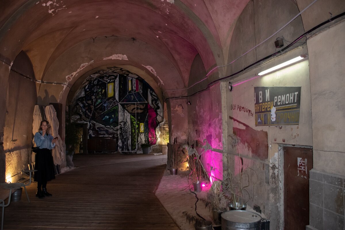 Внутри арки. Граффити на стене, по-видимому, должно вызывать у посетителей ужас, но вызывает только любопытство