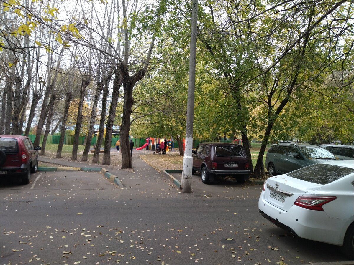 Самый обычный московский дом, самый обычный московский двор. Здесь я и работаю.