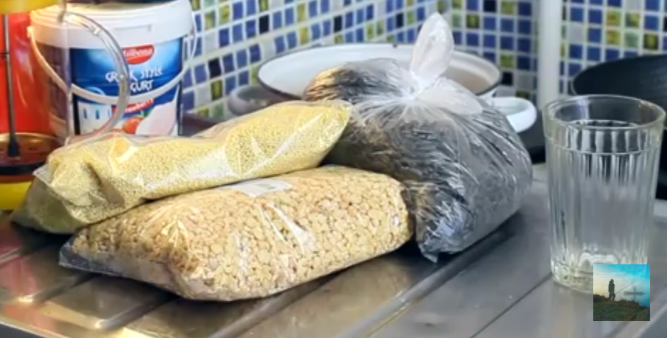 Горох, пшёнка, семечки.