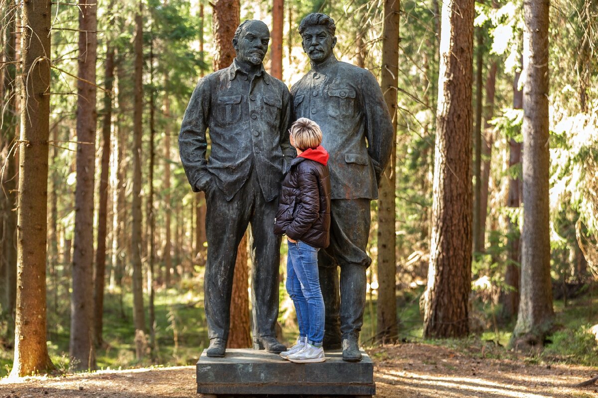 Ленин и Сталин в Горках памятник