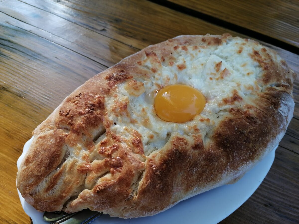 Хачапури по-аджарски (он же лодочка)  - одно из самых распространенных блюд в Абхазии. Фото Светы Давыдовой