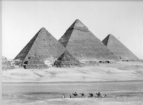 Оригинал фото: Zangaki, ca. 1865. "No. 436. Vue generale des Pyramides." https://laiforum.ru/viewtopic.php?f=229&t=5758