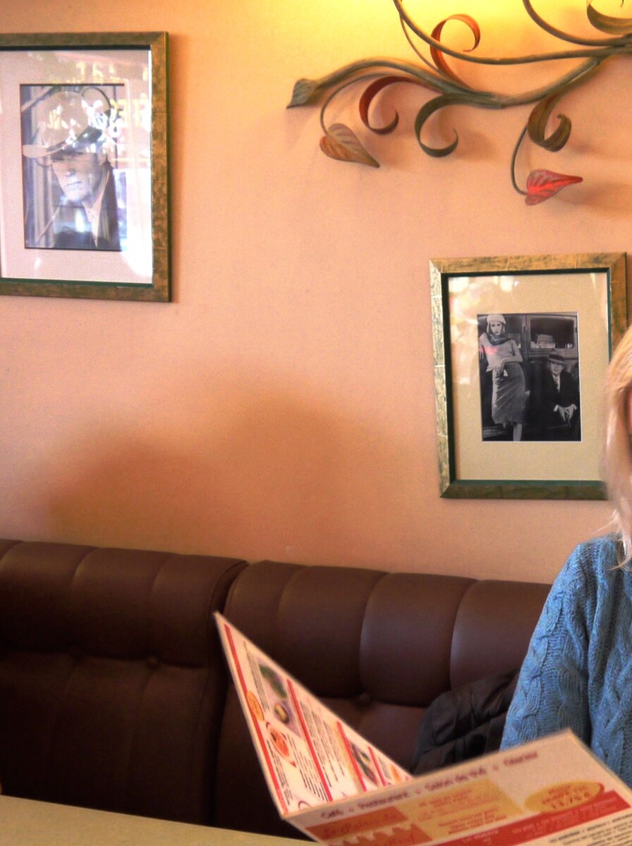 Штудирую меню в кафе в Париже